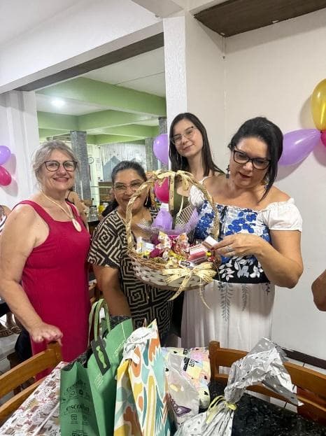 Grupo celebrando a ação entre amigos com alegria e afeto
