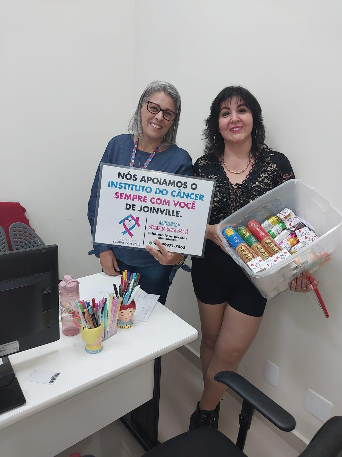 Presidente Andrea vendendo doces e guloseimas para manter o Instituto em funcionamento