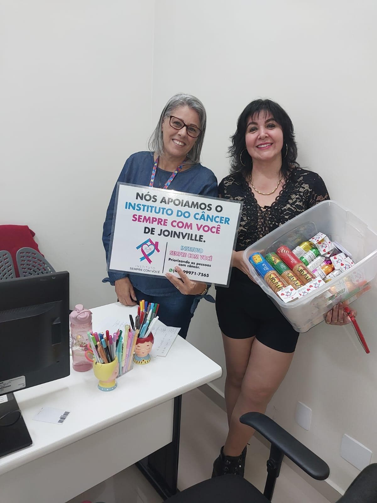 Clientes adquirindo os doces e apoiando a causa do Instituto