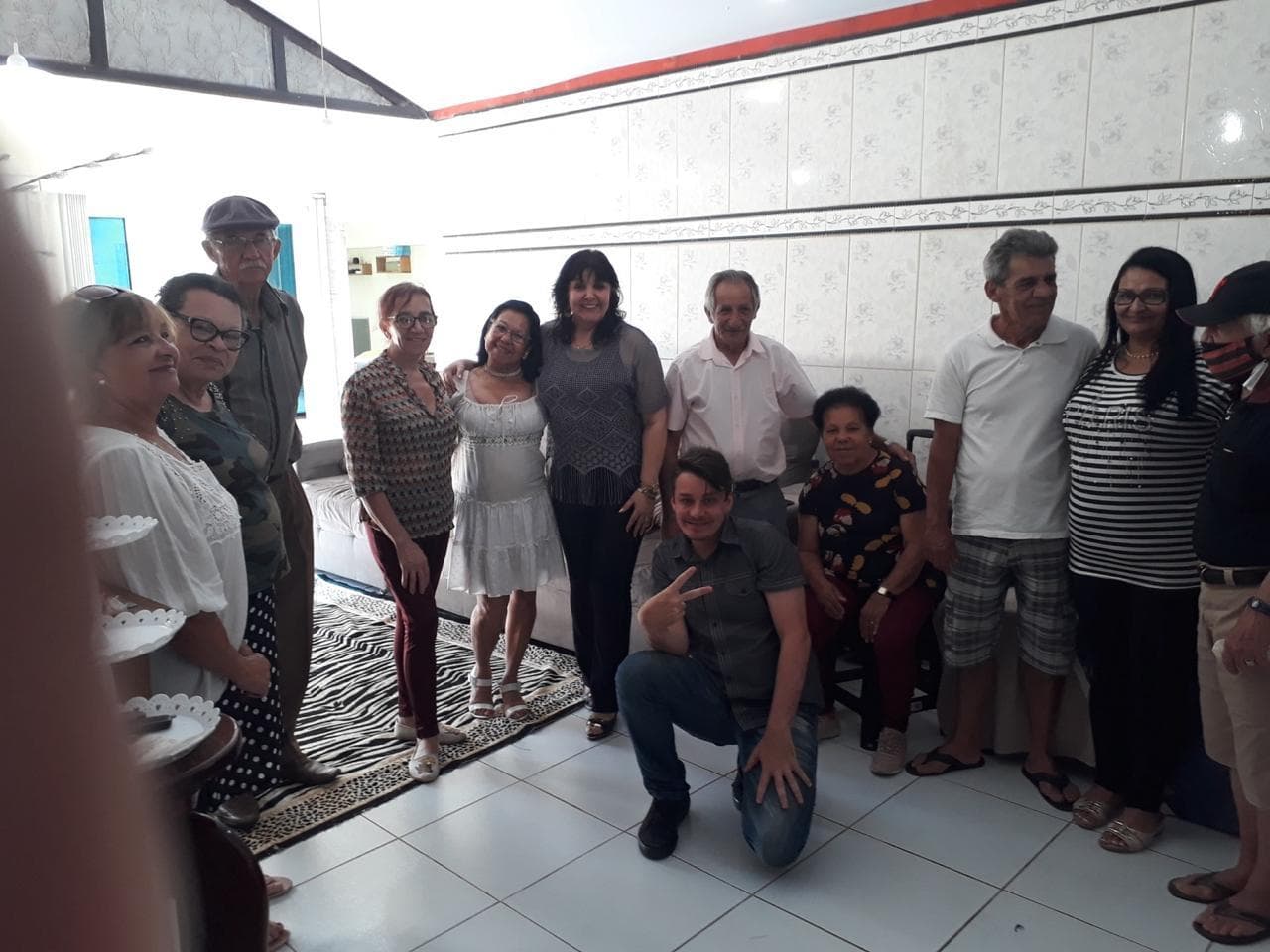Abraços e sorrisos no encerramento do ano com o grupo da terceira idade
