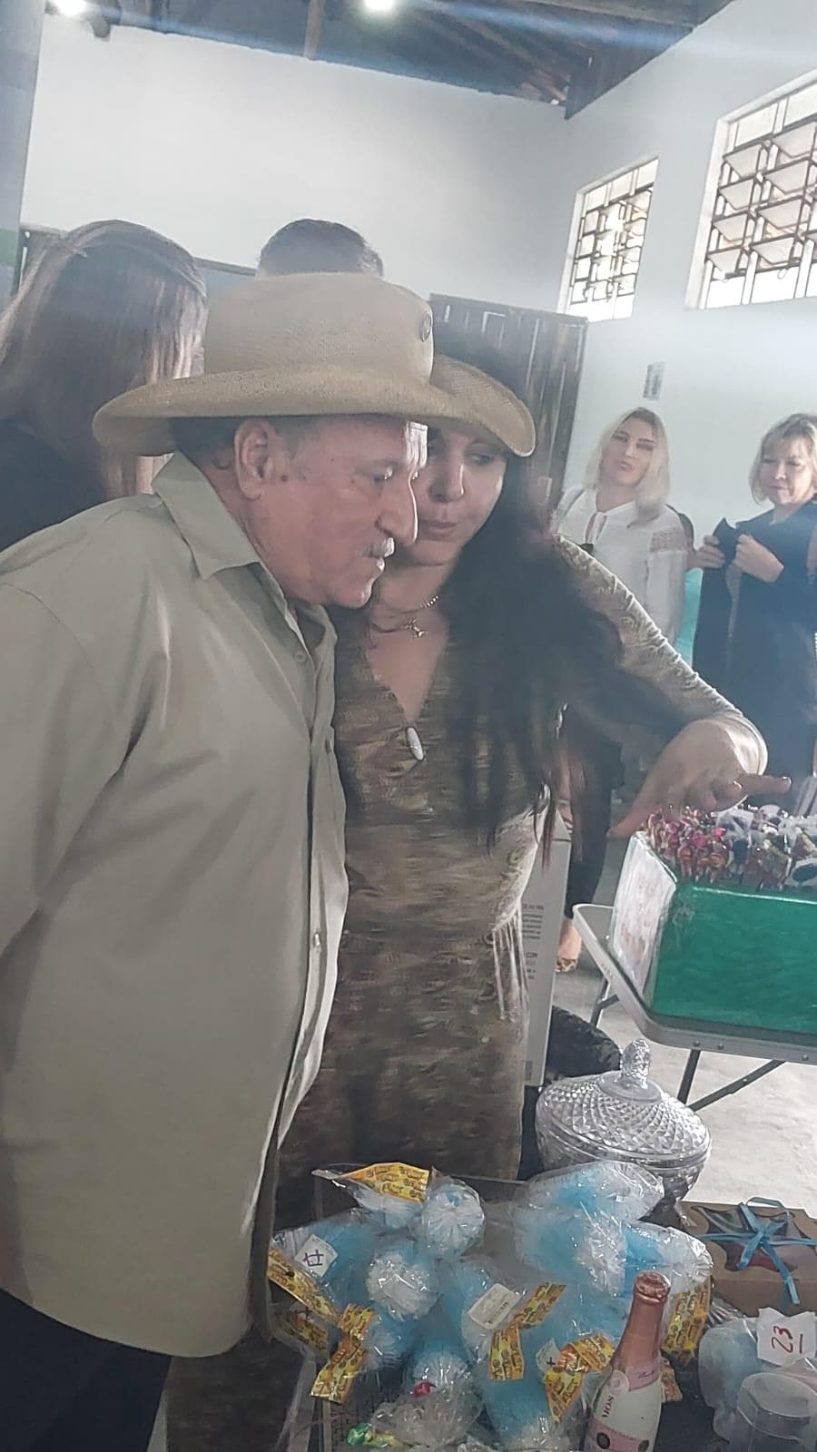 Evento beneficente de junho em pleno andamento com público presente