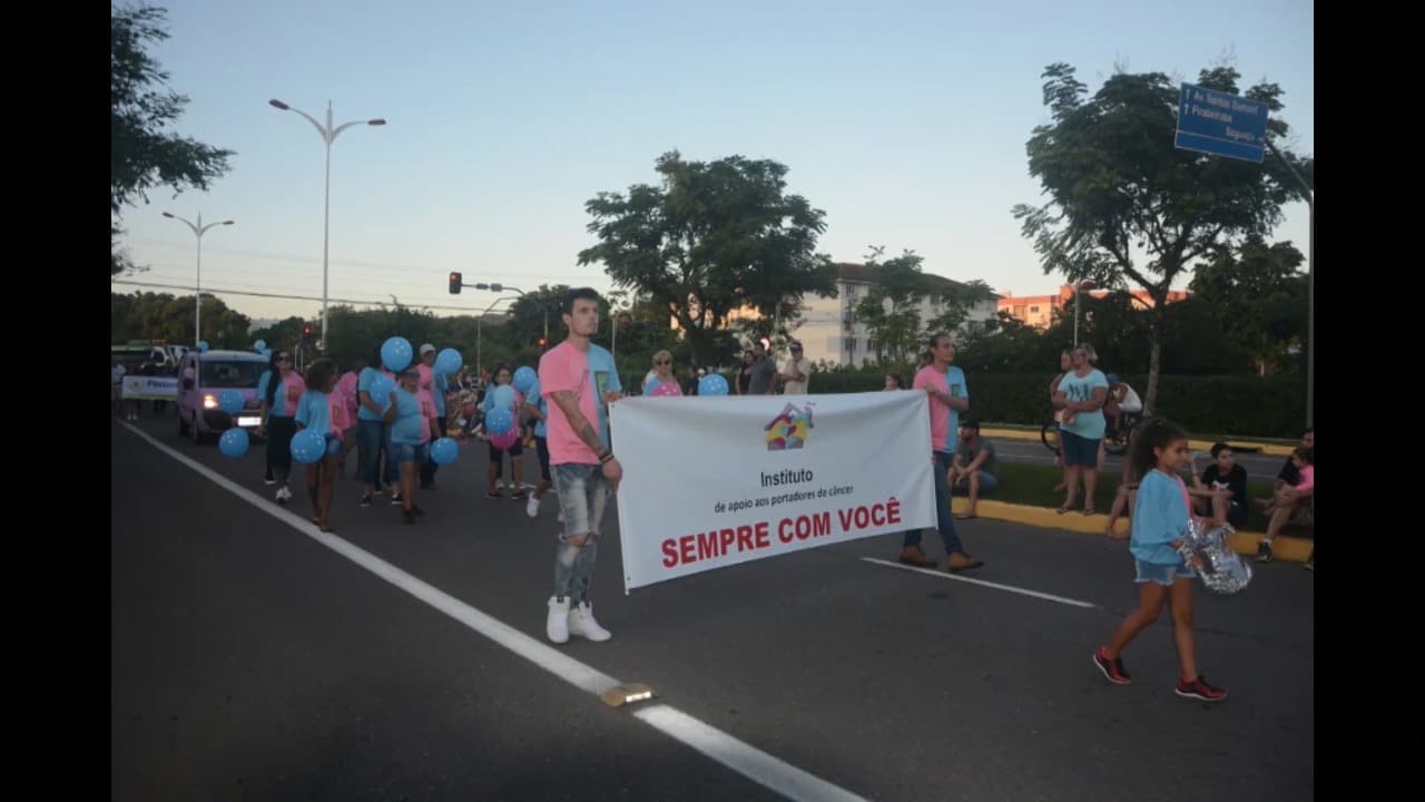 Faixa do Instituto do Câncer Sempre Com Você no desfile dos 169 anos de Joinville