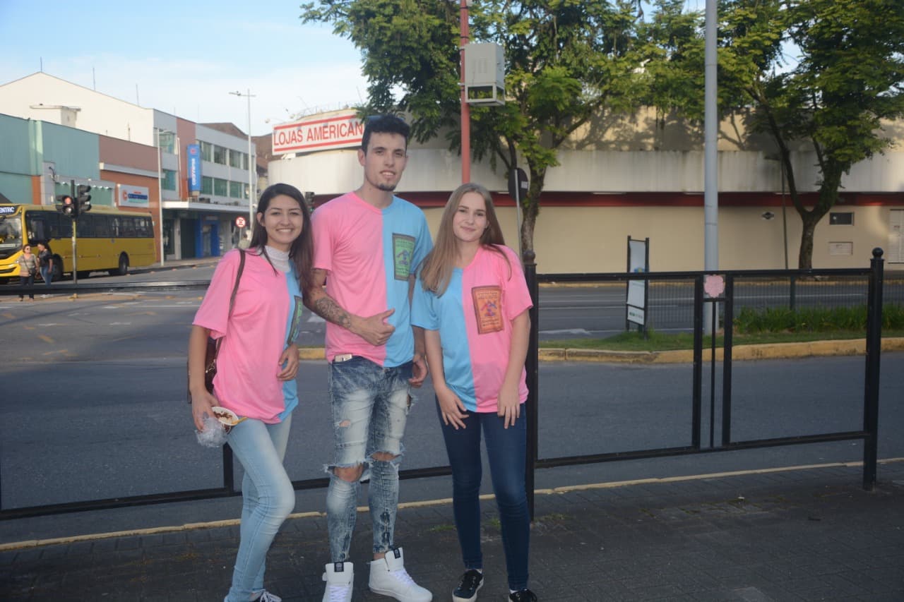 Participantes do Instituto marchando no desfile da cidade de Joinville