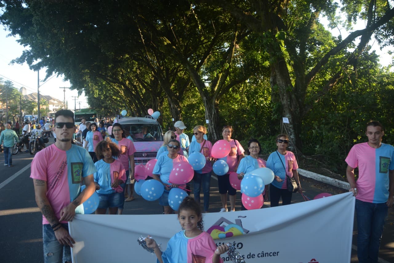 Participantes do Instituto no desfile noturno de aniversário de Joinville