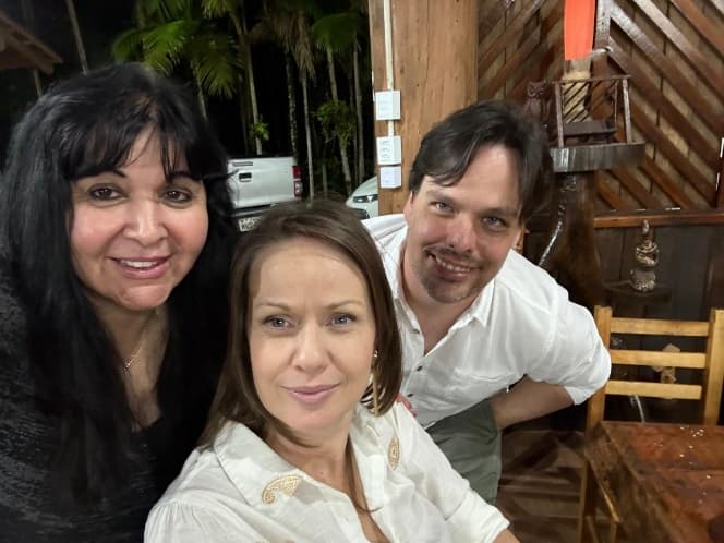 Reunião com a paciente e equipe de apoio em ambiente acolhedor